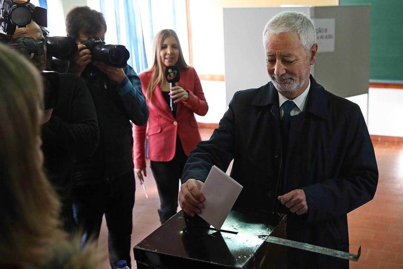 El candidato de izquierdas, Sampaio de Novoa, en su colegio electoral. 