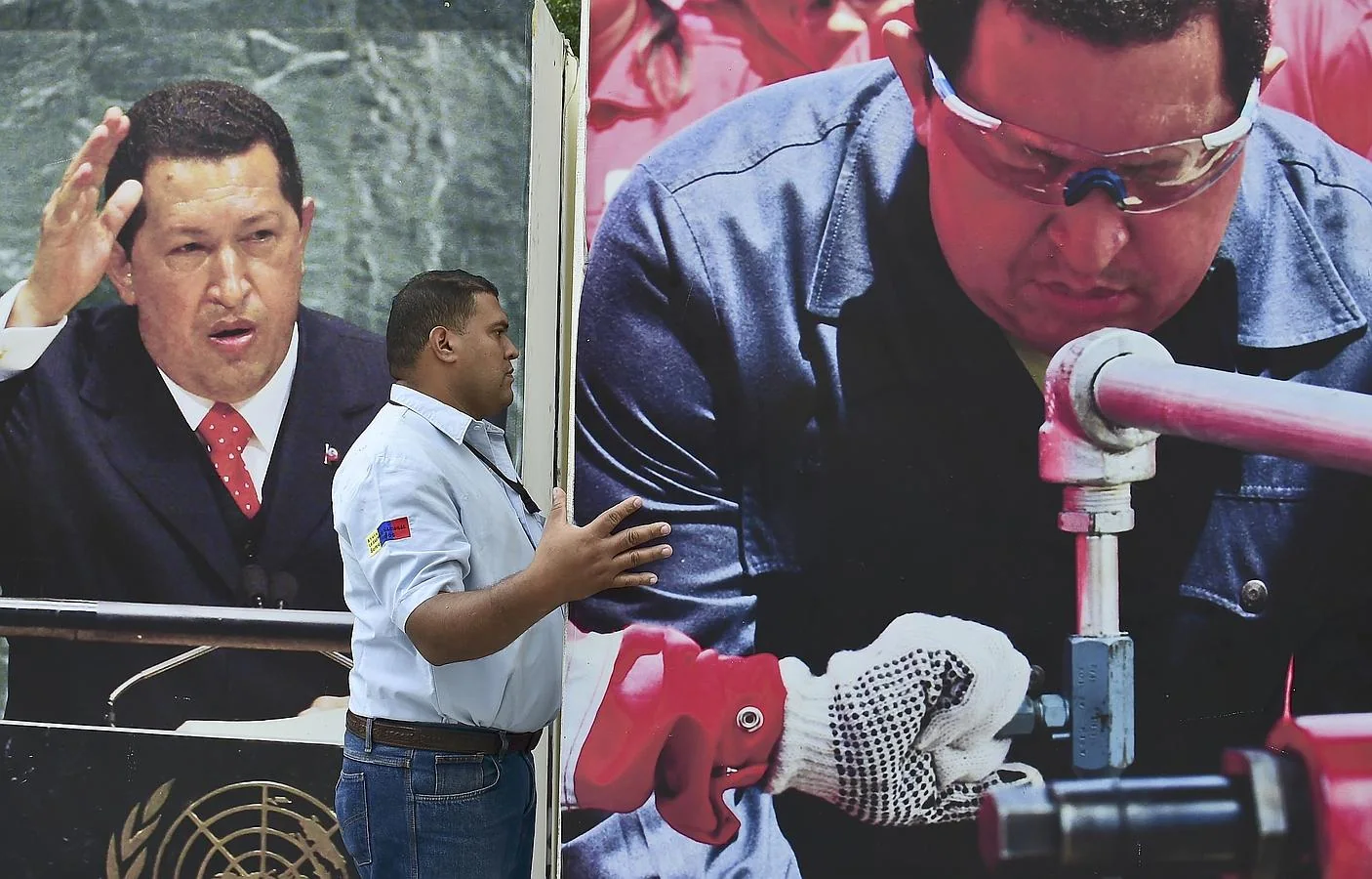 Operarios de la Asamblea Nacional venezolana retiran las imágenes de Chávez