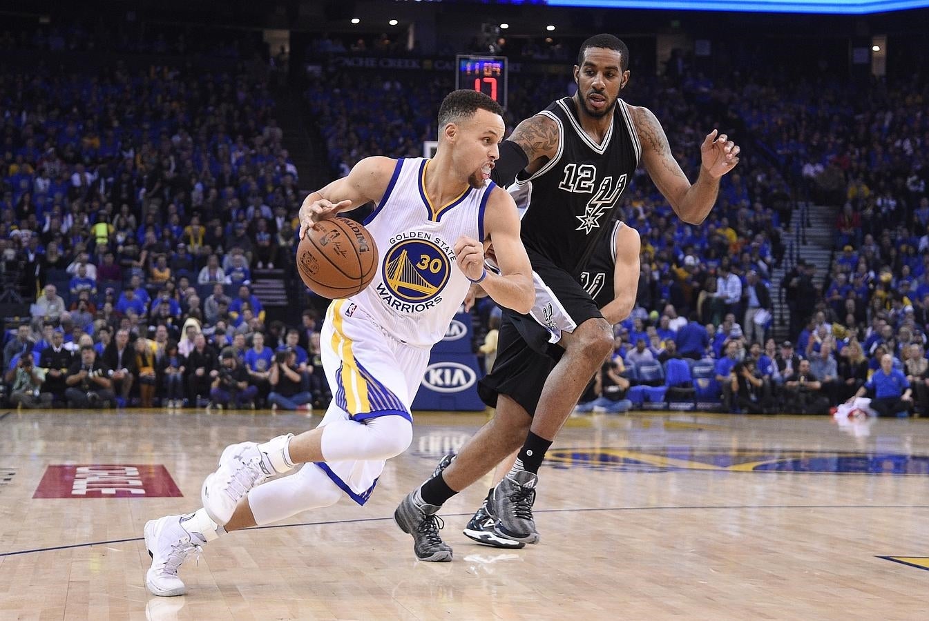 Stephen Curry vuelve a brillar ante los Spurs