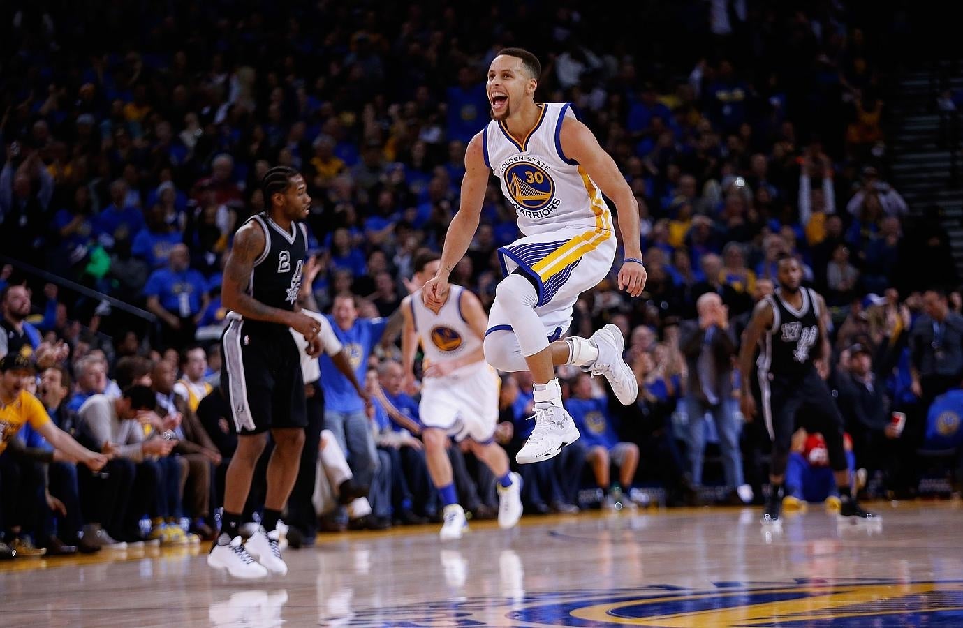 Stephen Curry vuelve a brillar ante los Spurs