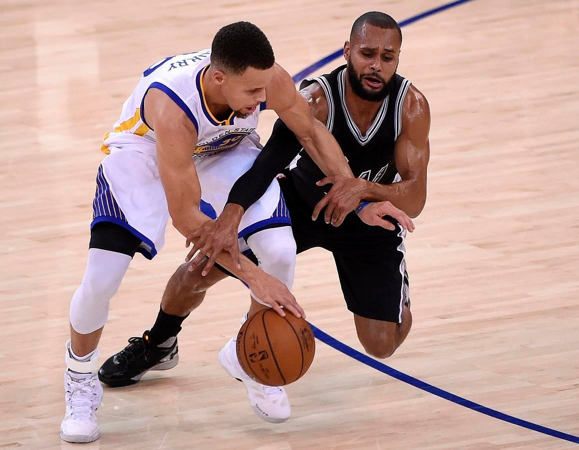 Stephen Curry vuelve a brillar ante los Spurs