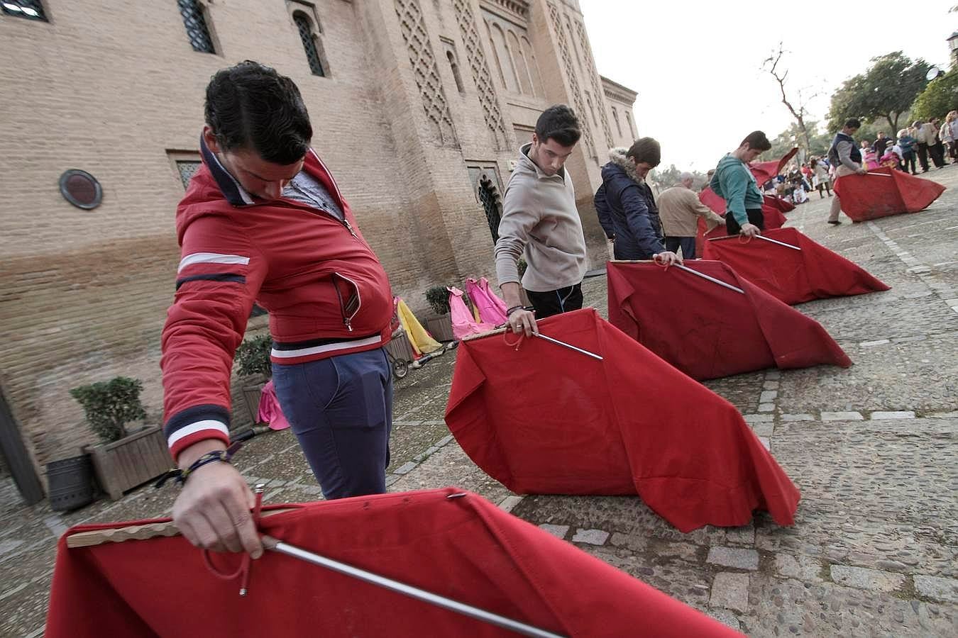 Toreo en la calle: aficionados se reúnen en Sevilla