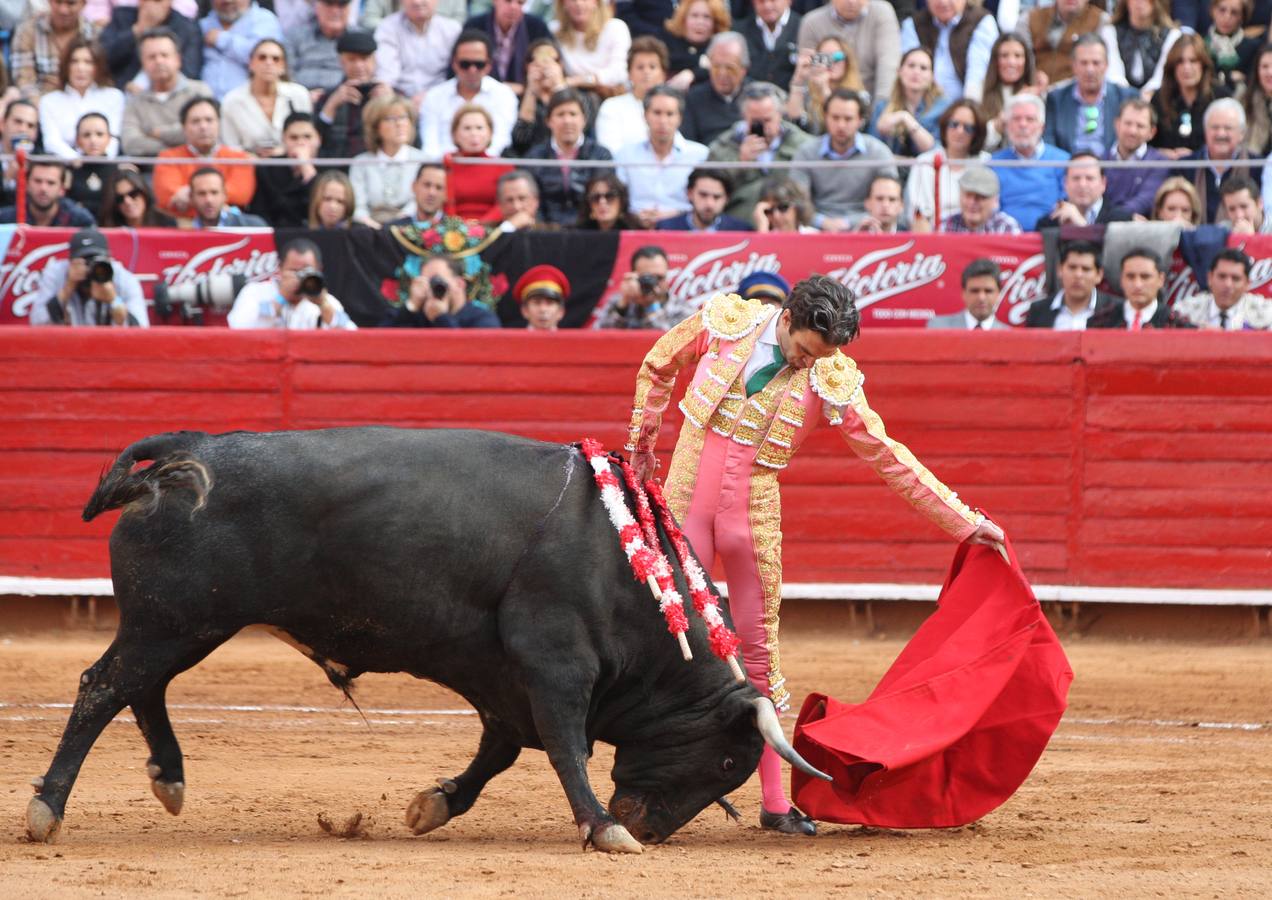 Joselito se marchaba por la puerta grande mientras José Tomás, que logró un histórico lleno, abandonaba la plaza a pie. 