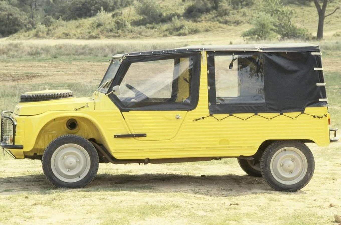 El Méhari, casi 48 años después de su aparición en el mercado, es un curioso coche que sigue atrayendo todas las miradas