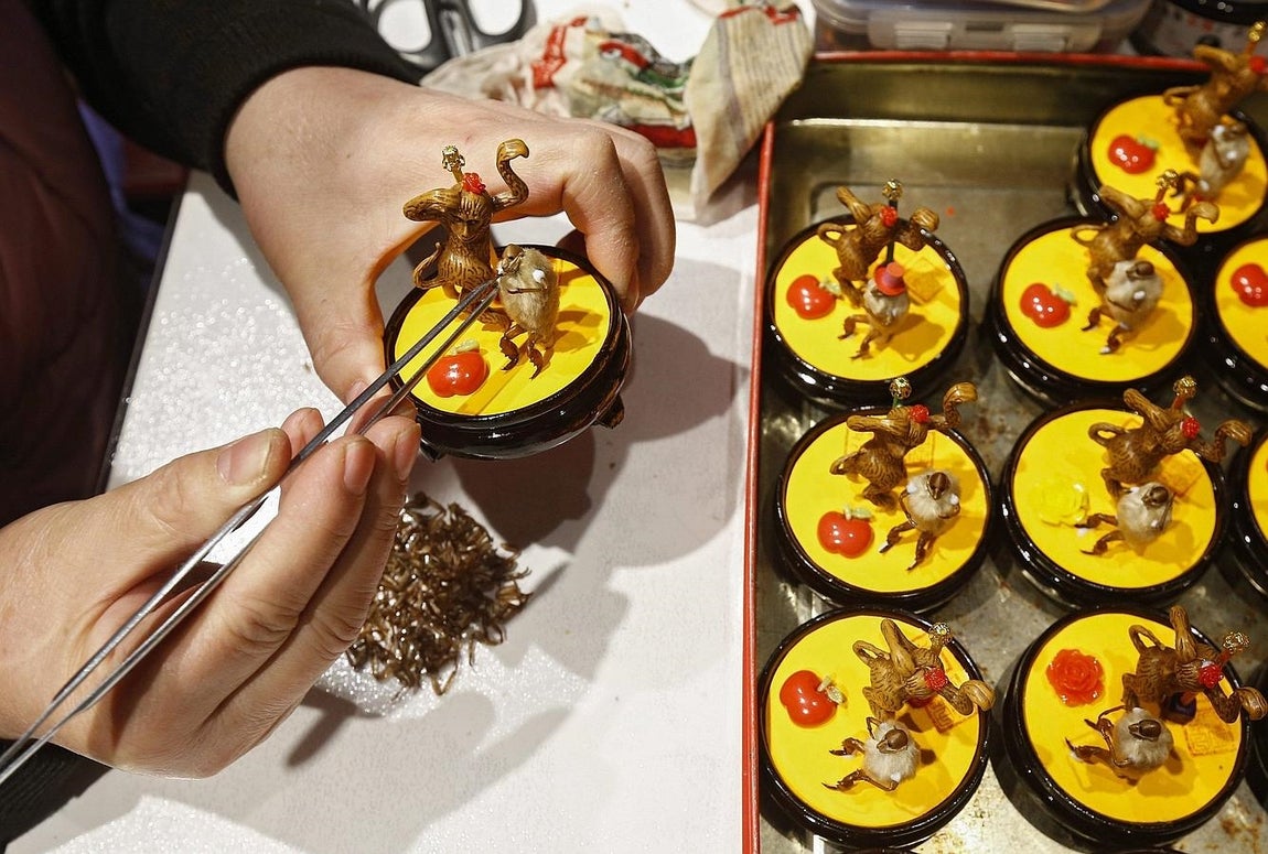 Un orfebre chino elabora figuras conmemorativas del año del Mono. 