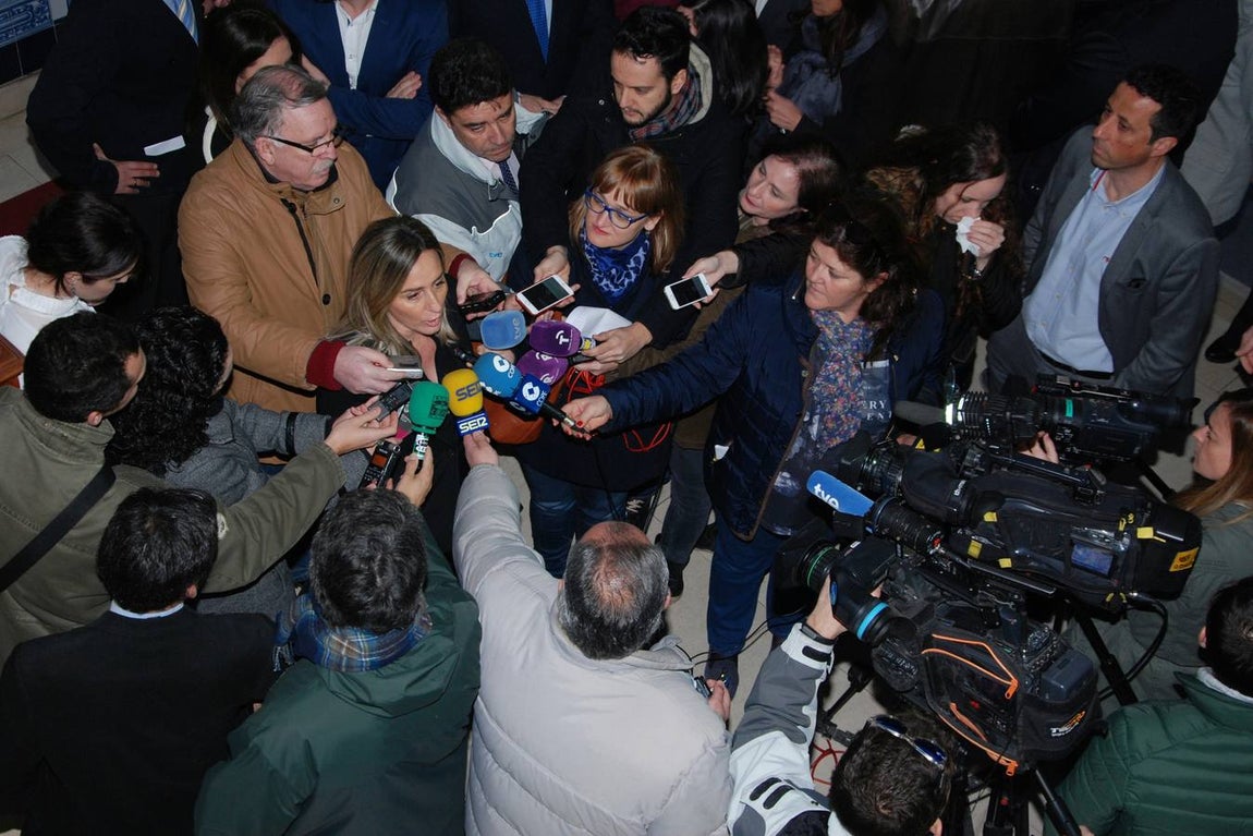 Milagros Tolón atiende a los medios. 