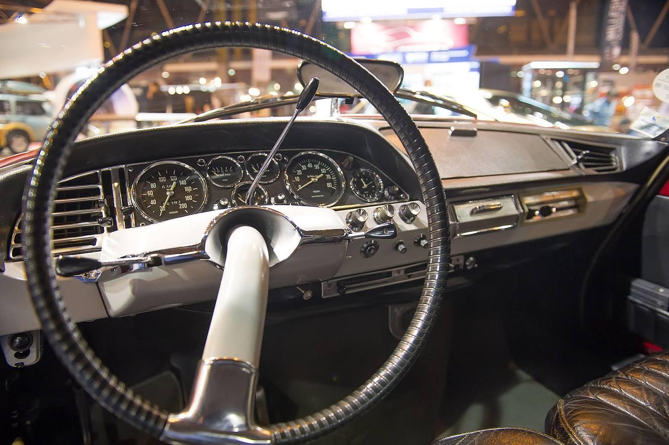 Interior de un Citroën DS presente en Rétromobile