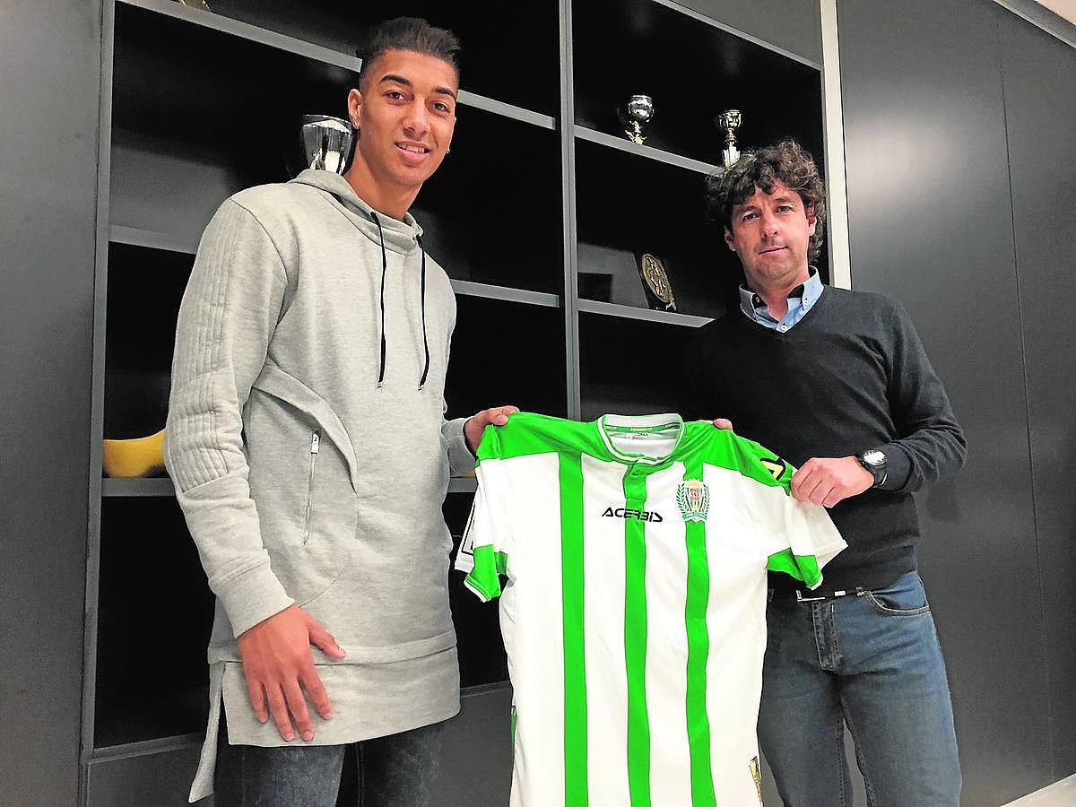 Eddy Silvestre ficha por el Córdoba CF. El Córdoba apuró hasta el último día del mercado de fichajes para cerrar la contratación de un nuevo jugador, el centrocampista Eddy Silvestre, que se une así al equipo para afrontar el resto de la temporada