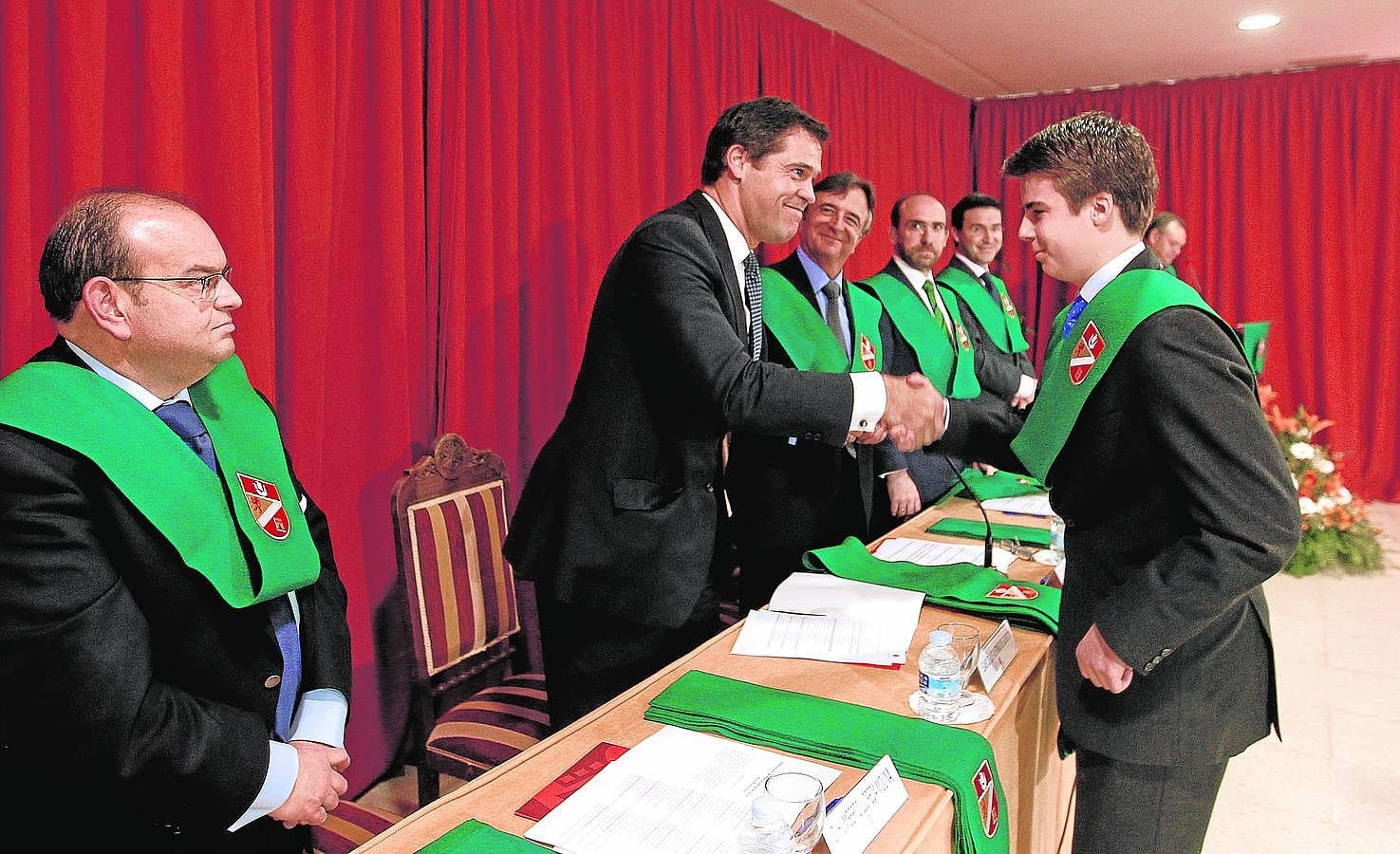 Luis Alfonso de Borbón apadrina al alumnado de Alzhair. La graduación de los alumnos de Bachillerato del colegio Ahlzahir, celebrada el jueves en el salón de actos del centro de Fomento, no fue una más de las más de medio centenar que suma. Fue singular y distinguida. La diferencia estuvo en la presencia de Luis Alfonso de Borbón, primo del Rey Felipe VI y sucesor legitimista al trono de la vecina Francia, como abanderado de esta promoción.