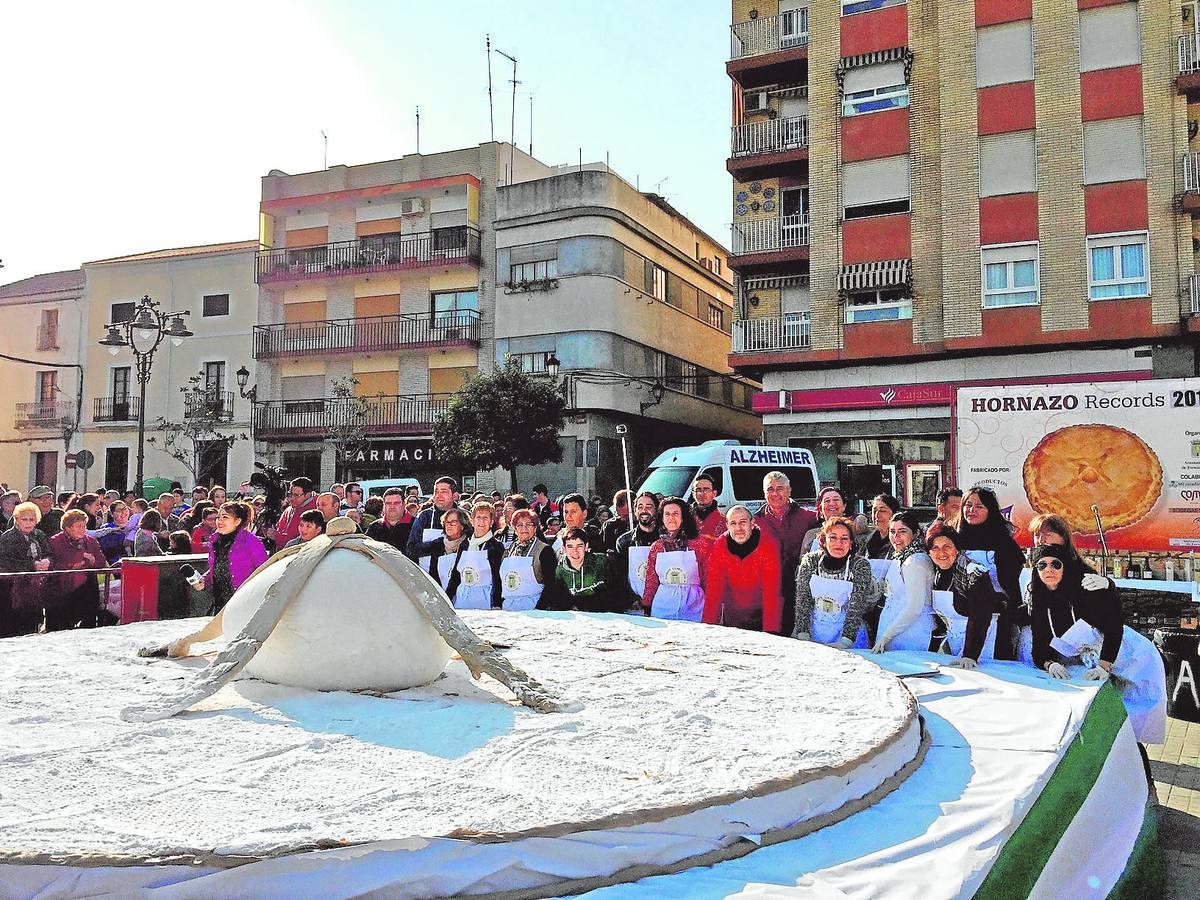 Vuelve el hornazo gigante. La festividad del Jueves Lardero volvió a degustarse en Fernán Núñez con el hornazo más grande del mundo. En esta ocasión superó en 45 centímetros al del pasado año, ya que contó con 5,45 metros de diámetro total. Unas 3.000 personas se dieron cita en el Paseo de Santa Marina de la localidad fernanuñense para probar este dulce que cada año es realizado por Panadería Villegas.