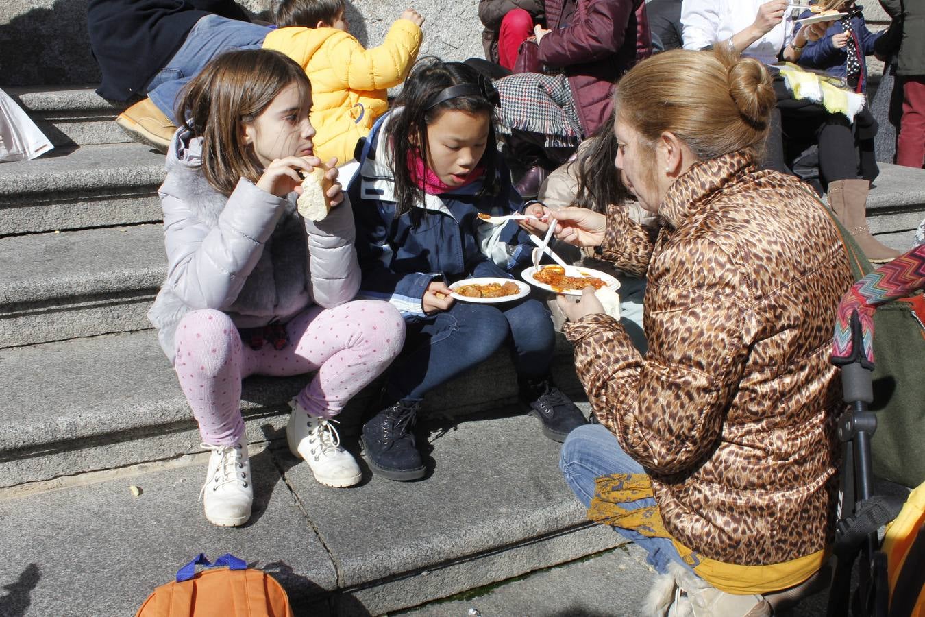 Degustación de carcamusas en la plaza del Ayuntamiento