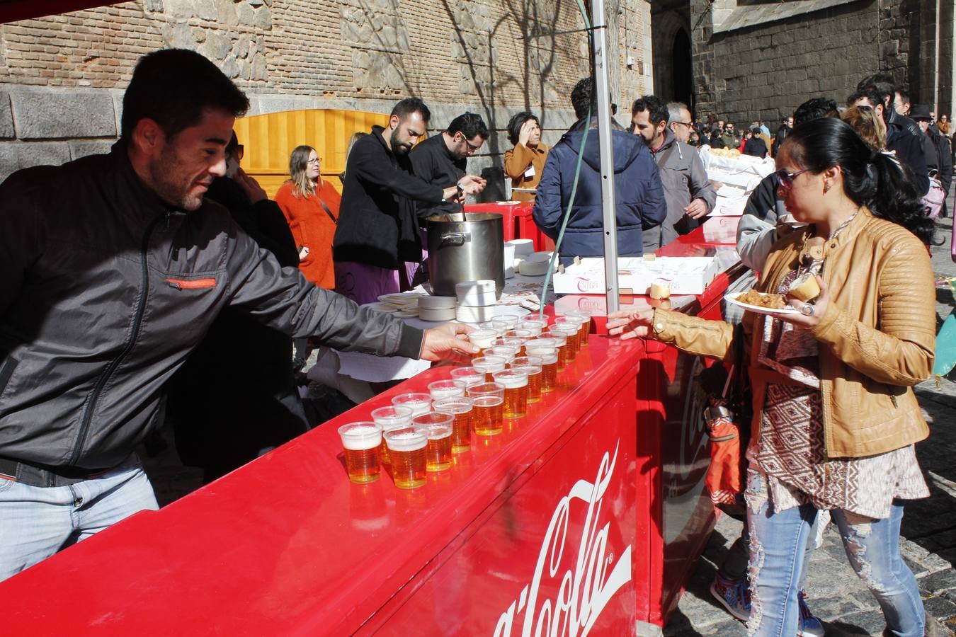 Degustación de carcamusas en la plaza del Ayuntamiento