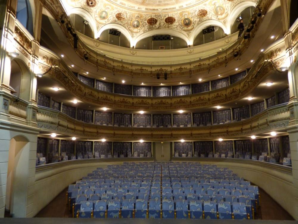 Embocadura del escenario sobre el patio de butacas. Foto Rafael del Cerro. 