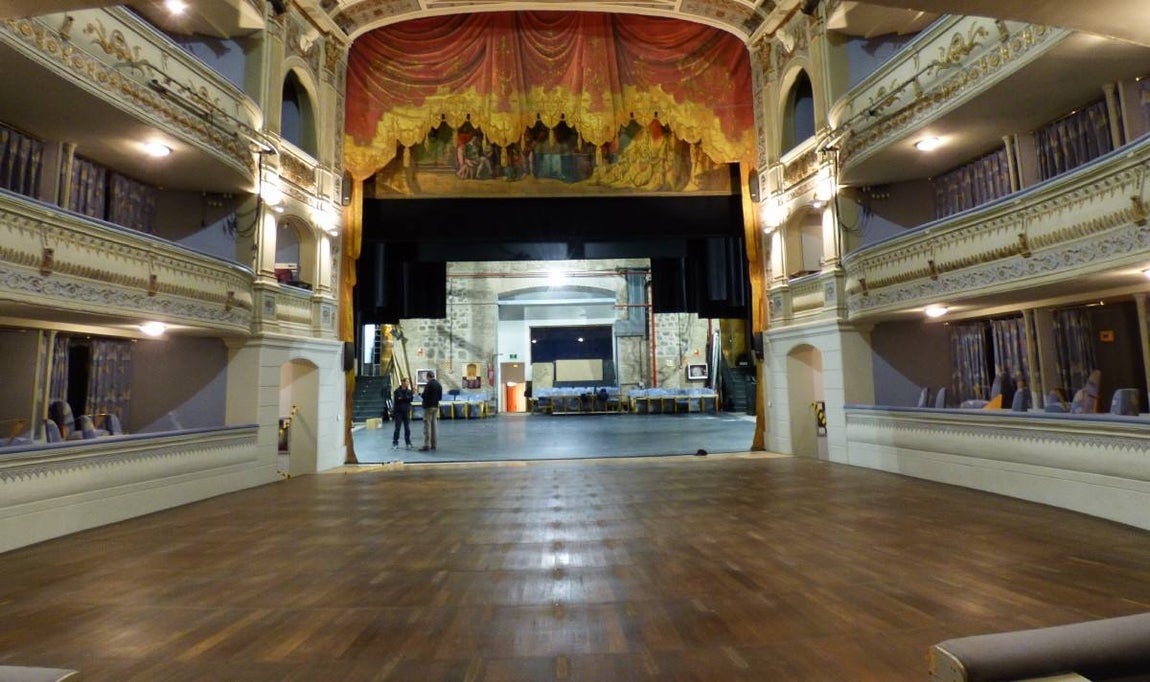 El patio ya levantado hasta la altura del escenario. Foto Rafael del Cerro. 