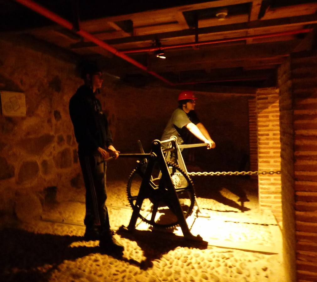 Accionando la máquina elevadora. Foto R. del Cerro. 