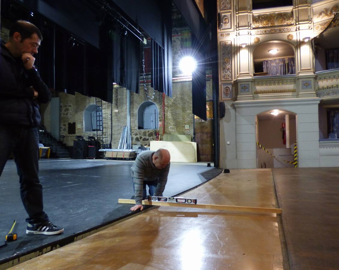 Comprobación del nivelado con el escenario. Foto R. del Cerro. 