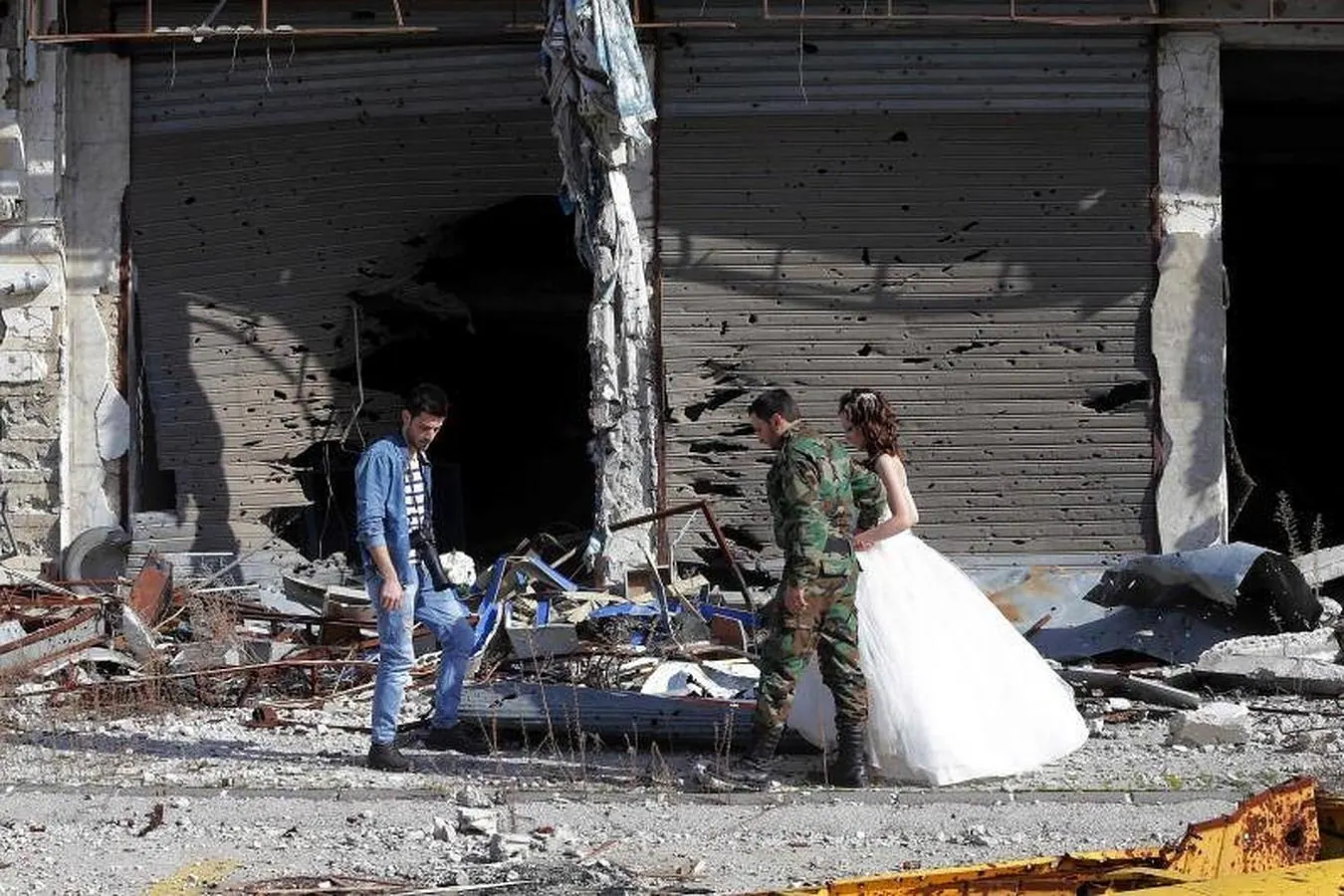 Una pareja de recién casados ​​sirio, Nada Merhi, 18 años, y Hassan Youssef, de 27 años, reciben instrucciones de su fotógrafo de bodas