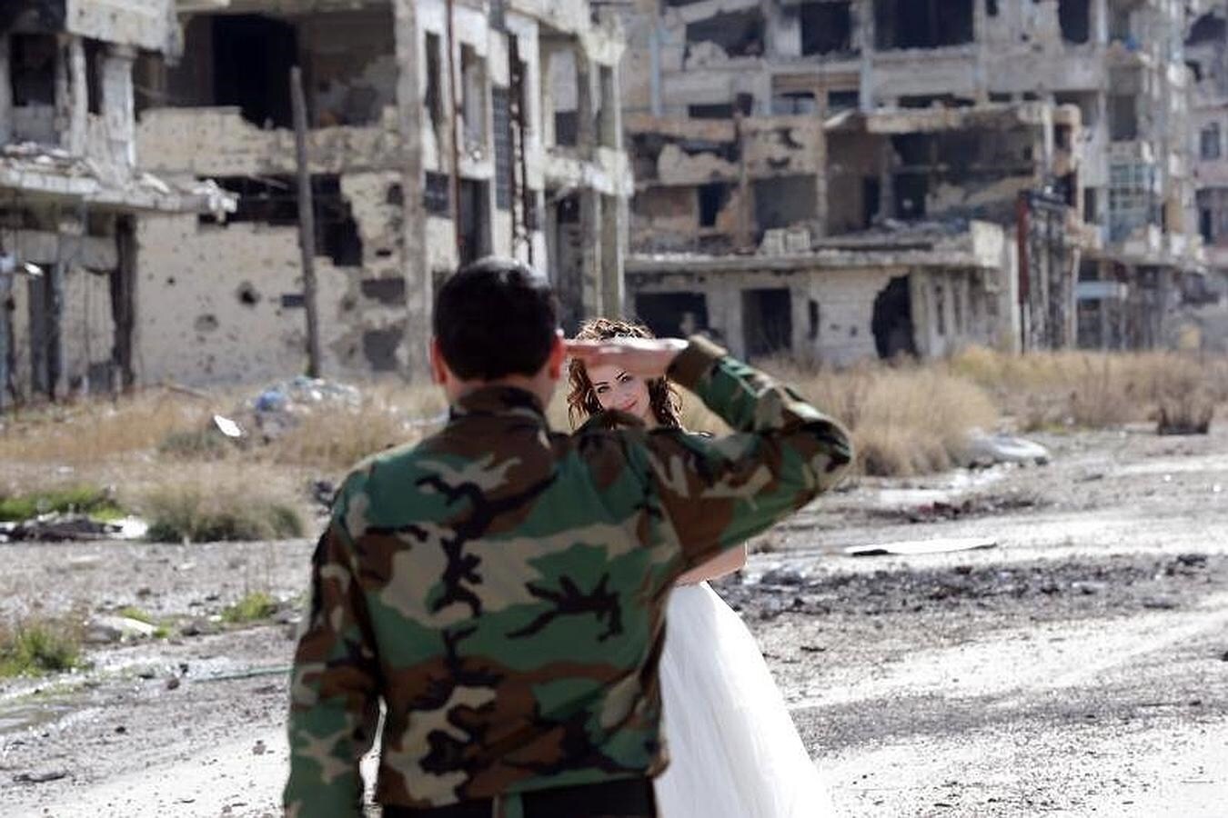 Muchos edificios de la devastada ciudad de Homs se encuentras abandonados y a punto de caerse