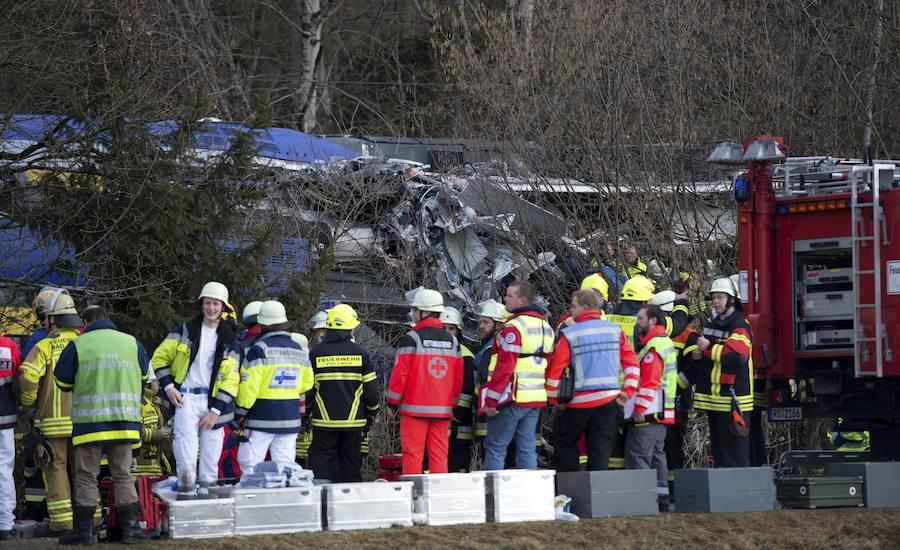 Bomberos y miembros de los servicios de emergencia trabajan en Bad Aibling, en el sur de Alemania, donde se ha producido el choque de dos trenes. 