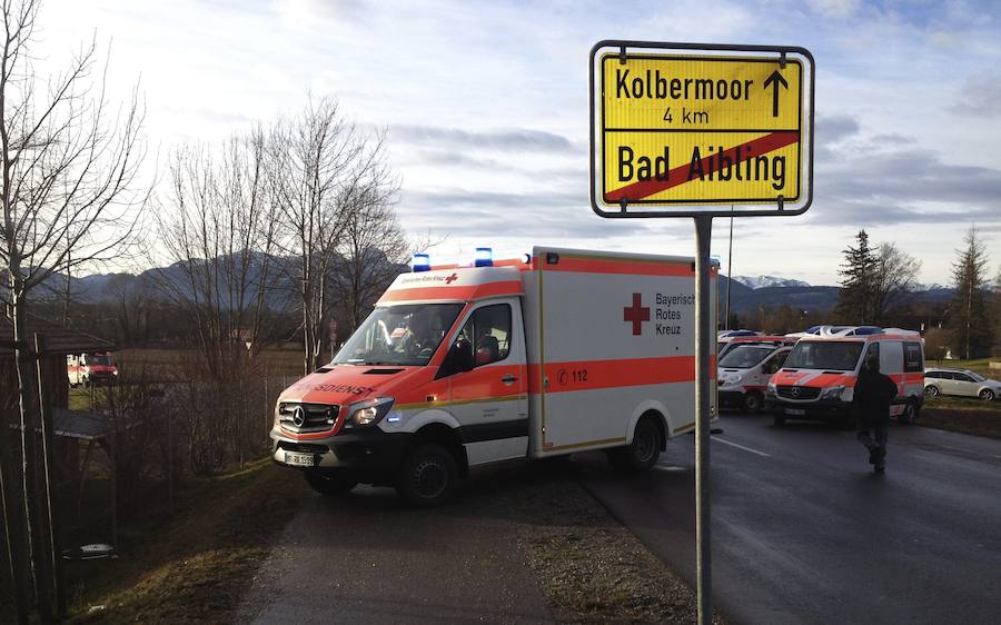 Ambulancias acuden al lugar donde se ha producido el choque de dos trenes en Bad Aibling, en el sur de Alemania. 