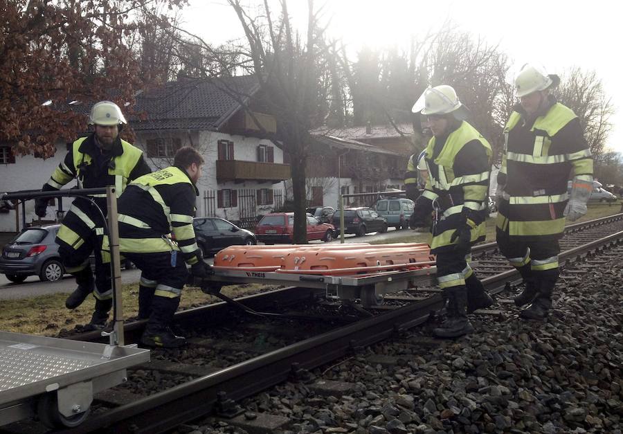 Bomberos y miembros de los servicios de emergencia trabajan en Bad Aibling, en el sur de Alemania, donde se ha producido el choque de dos trenes. 
