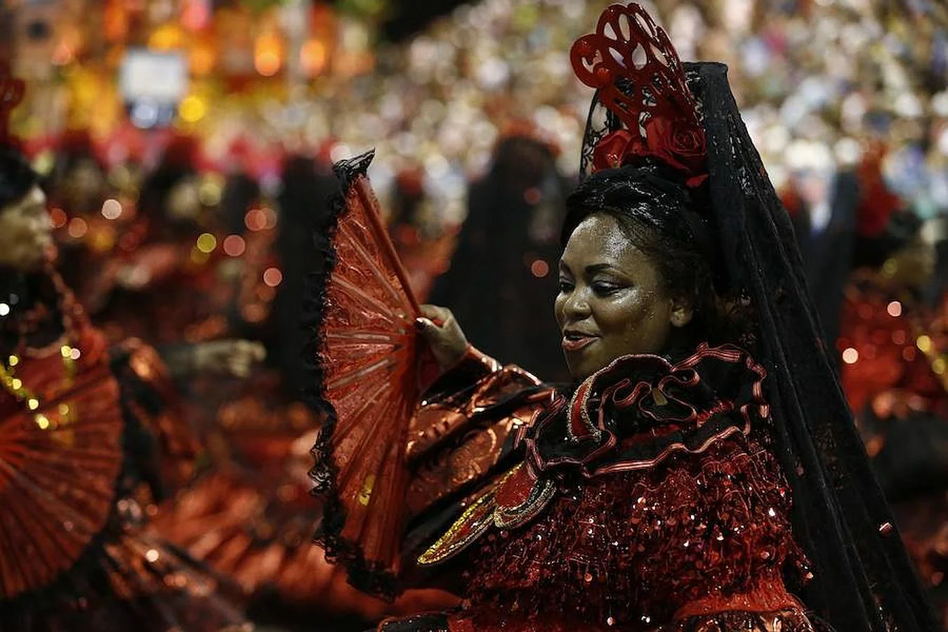 Río de Janeiro celebra el carnaval. Una integrante de la escuela de samba Salgueiro, en el desfile de las Escuelas de Samba del Grupo Especial de Río de Janeiro en el Sambódromo de Río de Janeiro (Brasil)
