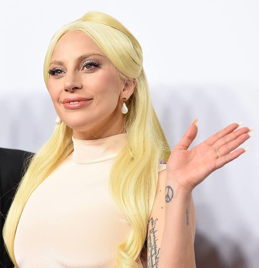 La cantante y compositora Lady Gaga posando a su llegada para el tradicional almuerzo de los nominados a los premios Óscar hoy, lunes 8 de febrero de 2016, en el hotel Beverly Hilton de Beverly Hills, California (EE.UU.). 