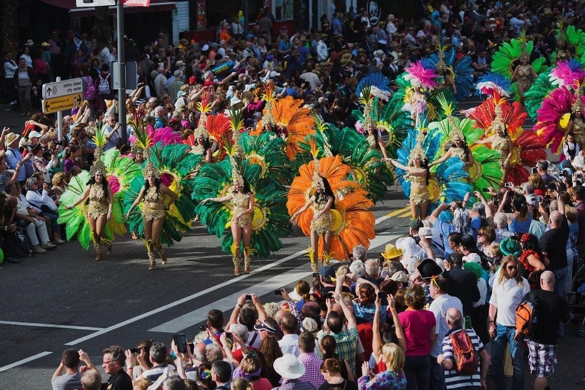 Carnaval de Santa Cruz de Tenerife. Carnaval de Santa Cruz de Tenerife: declarado Fiesta de Interés Turístico Internacional y considerado uno de los más populares del mundo. Incluye actos como la Gala de Elección de la Reina, el Coso y el concurso de murgas, aunque sin duda lo más popular y divertido es la fiesta en la calle.