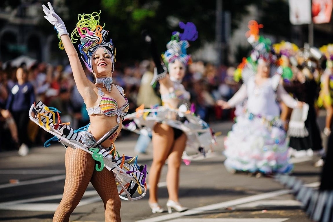 Carnaval de Santa Cruz de Tenerife. Carnaval de Santa Cruz de Tenerife: declarado Fiesta de Interés Turístico Internacional y considerado uno de los más populares del mundo. Incluye actos como la Gala de Elección de la Reina, el Coso y el concurso de murgas, aunque sin duda lo más popular y divertido es la fiesta en la calle.