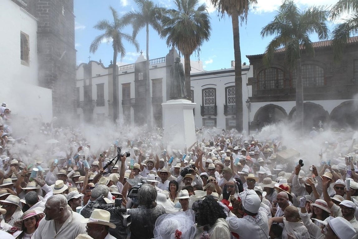 Fiesta de los Indianos, en La Palma. Fiesta de los Indianos, La Palma: es el acto más popular del carnaval de Santa Cruz de La Palma. Su origen está en los emigrantes palmeros que regresaban de América con riqueza, llamados indianos. Esta parodia, convertida en tradición, exige vestir de blanco y llevar polvos de talco para arrojar a los asistentes.