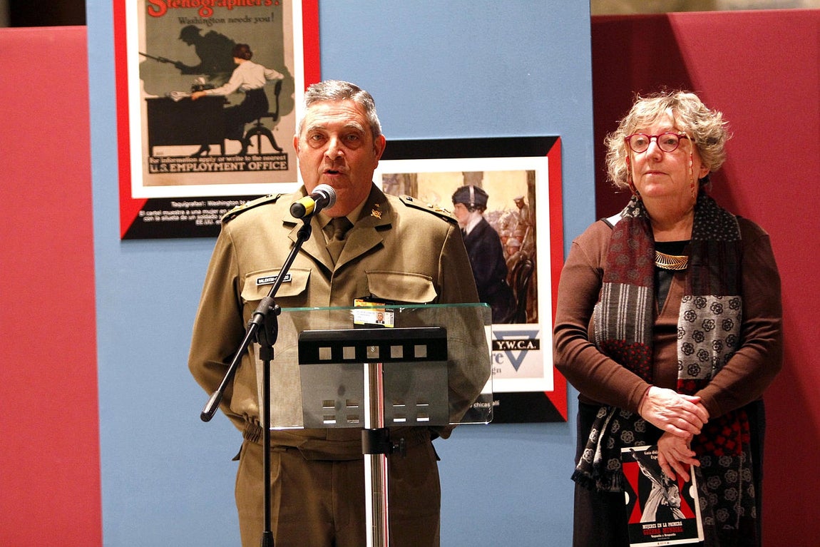 La comisaria de la exposición, Oliva Blanco, con el director del Museo del Ejército. 