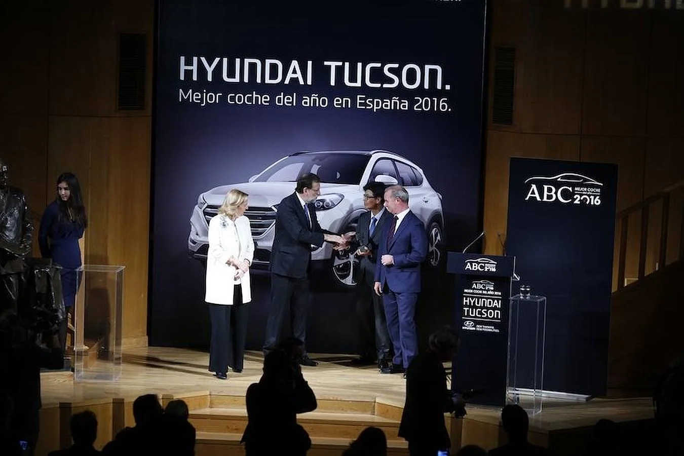 Mariano Rajoy, presidente del Gobierno en funciones, entrega junto a Catalina Luca de Tena, presidenta-editora de ABC, el premio a Mejor Coche del Año ABC 2016