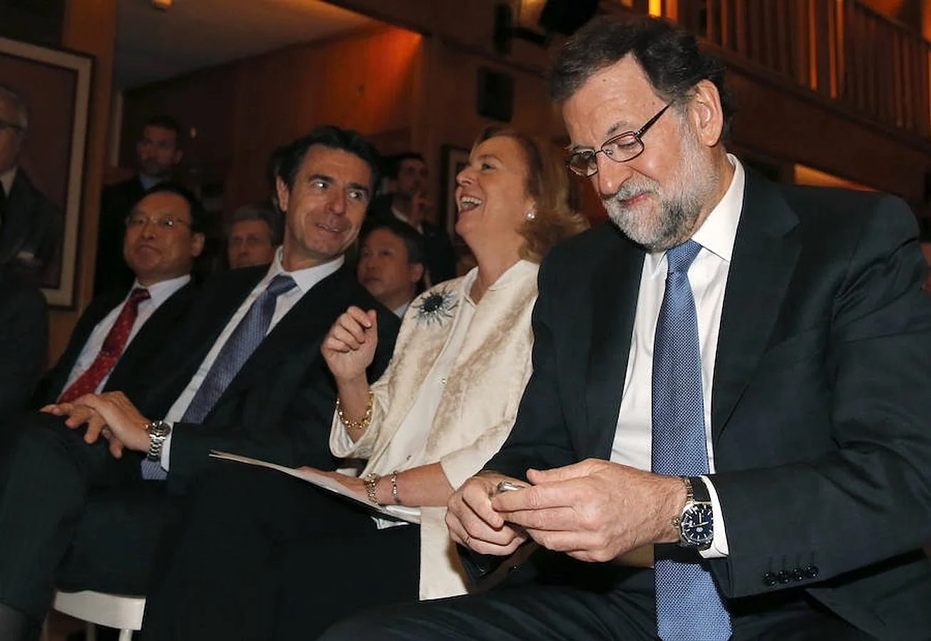 José Manuel Soria, ministro de Industria, Energía y Turismo, Catalina Luca de Tena, presidenta-editora de ABC, y Mariano Rajoy, presidente del Gobierno en funciones