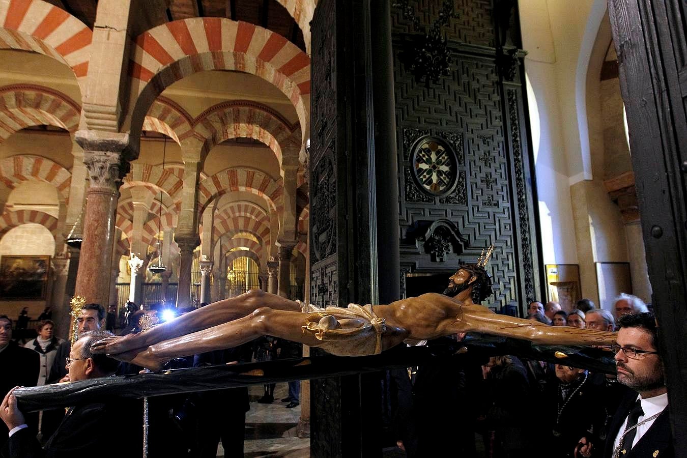 El Vía Crucis de la Agrupación de Cofradías, en imágenes