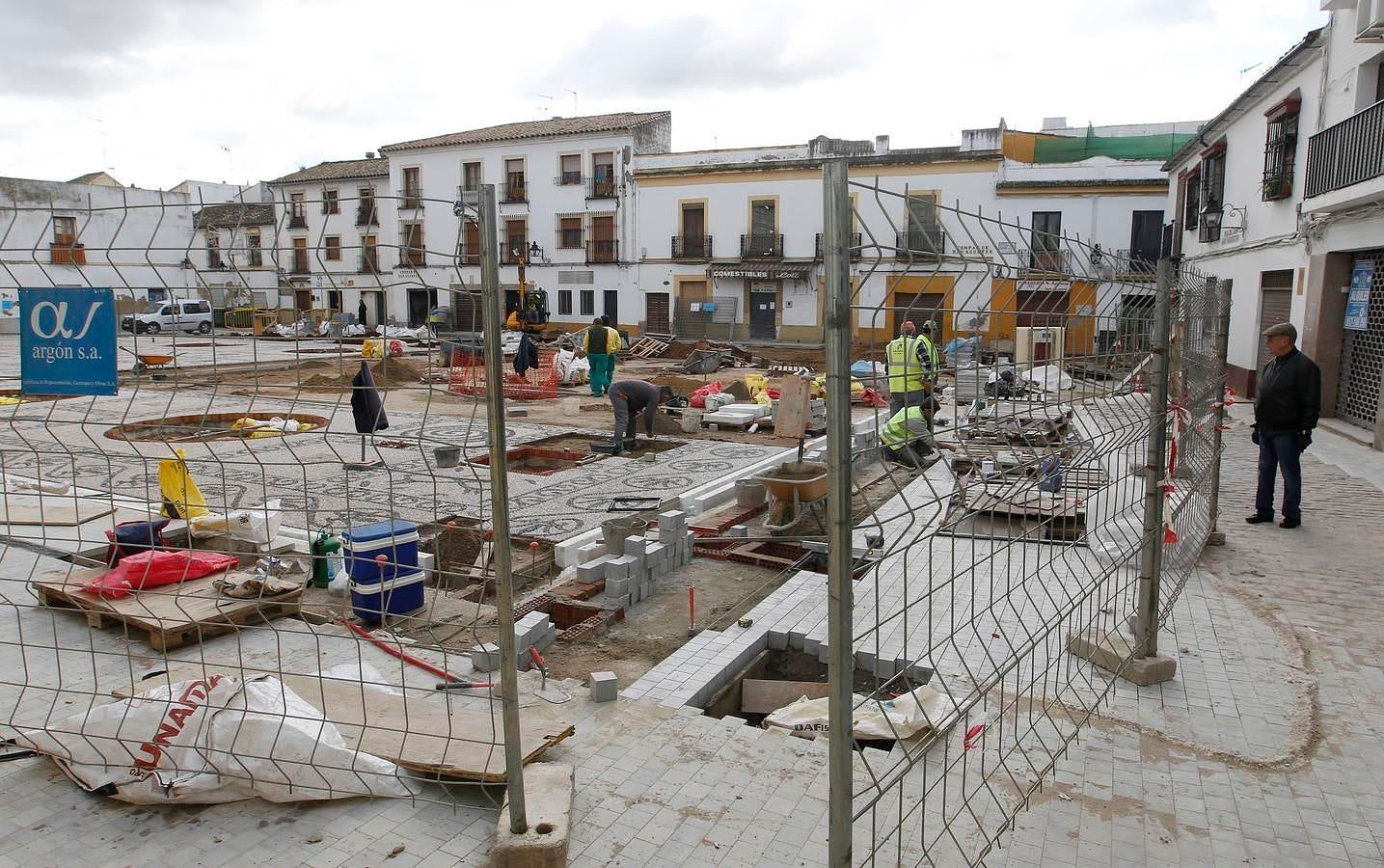 El enclave de la Axerquía Norte, en obras desde el pasado octubre, modifica su fisonomía en virtud de una actuación muy demandada por los vecinos en la que el Ayuntamiento desembolsa 460.000 euros. El objetivo es que los trabajos estén acabados en Semana Santa para el lucimiento de las hermandades, en especial de Las Angustias. Éste es un paseo visual por el antes y el después de una plaza emblemática del casco histórico de Córdoba.