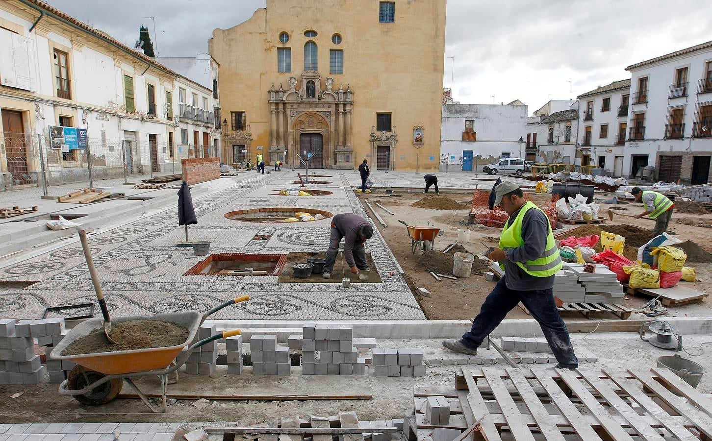 El enclave de la Axerquía Norte, en obras desde el pasado octubre, modifica su fisonomía en virtud de una actuación muy demandada por los vecinos en la que el Ayuntamiento desembolsa 460.000 euros. El objetivo es que los trabajos estén acabados en Semana Santa para el lucimiento de las hermandades, en especial de Las Angustias. Éste es un paseo visual por el antes y el después de una plaza emblemática del casco histórico de Córdoba.