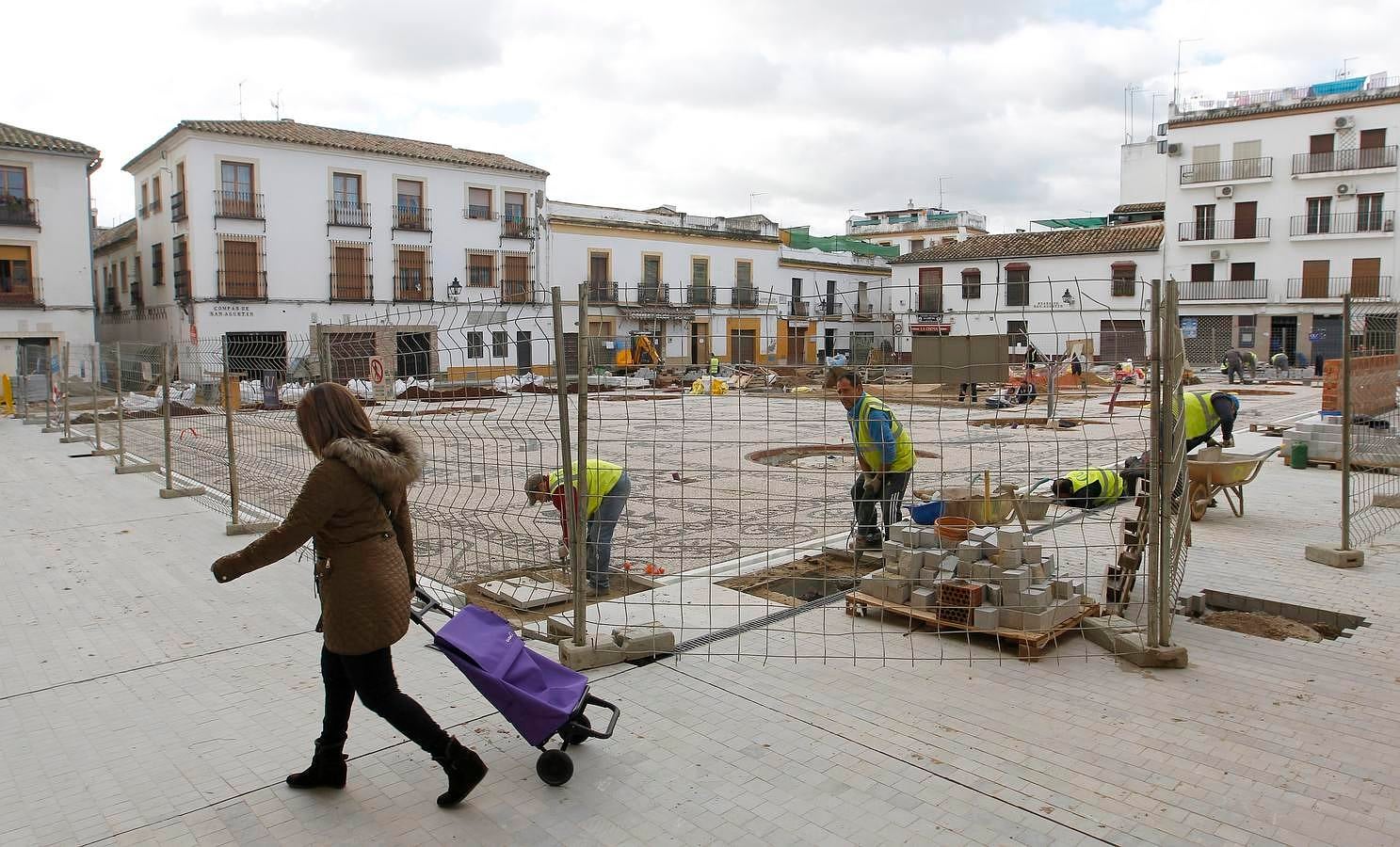 El enclave de la Axerquía Norte, en obras desde el pasado octubre, modifica su fisonomía en virtud de una actuación muy demandada por los vecinos en la que el Ayuntamiento desembolsa 460.000 euros. El objetivo es que los trabajos estén acabados en Semana Santa para el lucimiento de las hermandades, en especial de Las Angustias. Éste es un paseo visual por el antes y el después de una plaza emblemática del casco histórico de Córdoba.