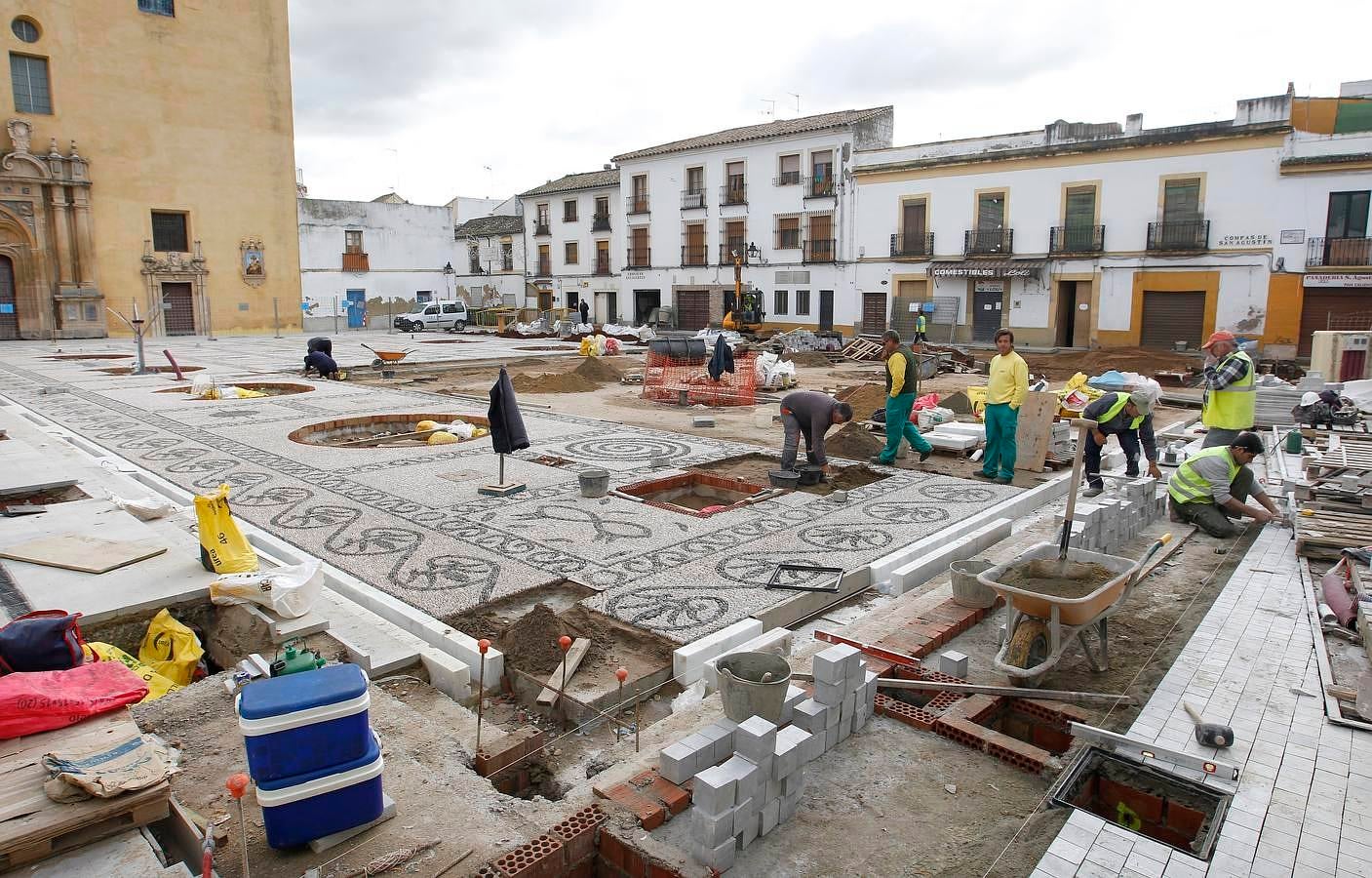 El enclave de la Axerquía Norte, en obras desde el pasado octubre, modifica su fisonomía en virtud de una actuación muy demandada por los vecinos en la que el Ayuntamiento desembolsa 460.000 euros. El objetivo es que los trabajos estén acabados en Semana Santa para el lucimiento de las hermandades, en especial de Las Angustias. Éste es un paseo visual por el antes y el después de una plaza emblemática del casco histórico de Córdoba.