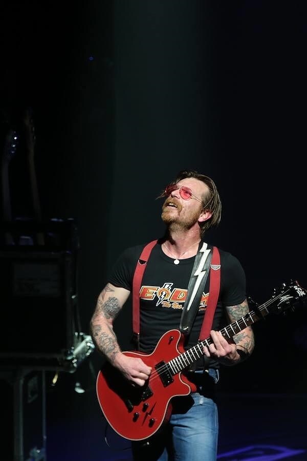 Jesse Hughes, cantante del grupo «Eagles of Death Metal», durante un momento de su actuación en el teatro Olympia de París
