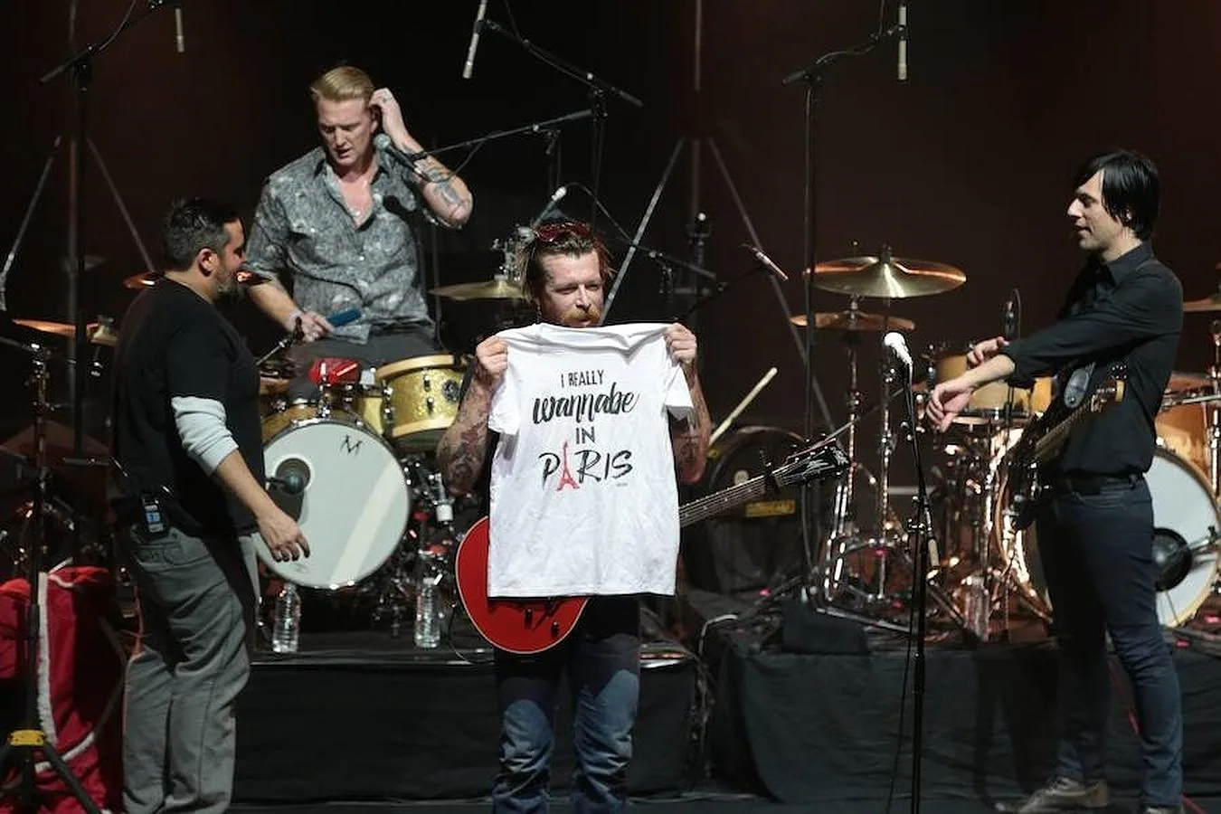 El cantante del grupo «Eagles of Death Metal», Jesse Hughes, sostiene una camiseta donde puede leerse «Realmente quiero estar en París», durante su actuación en el teatro Olympia de la capital gala