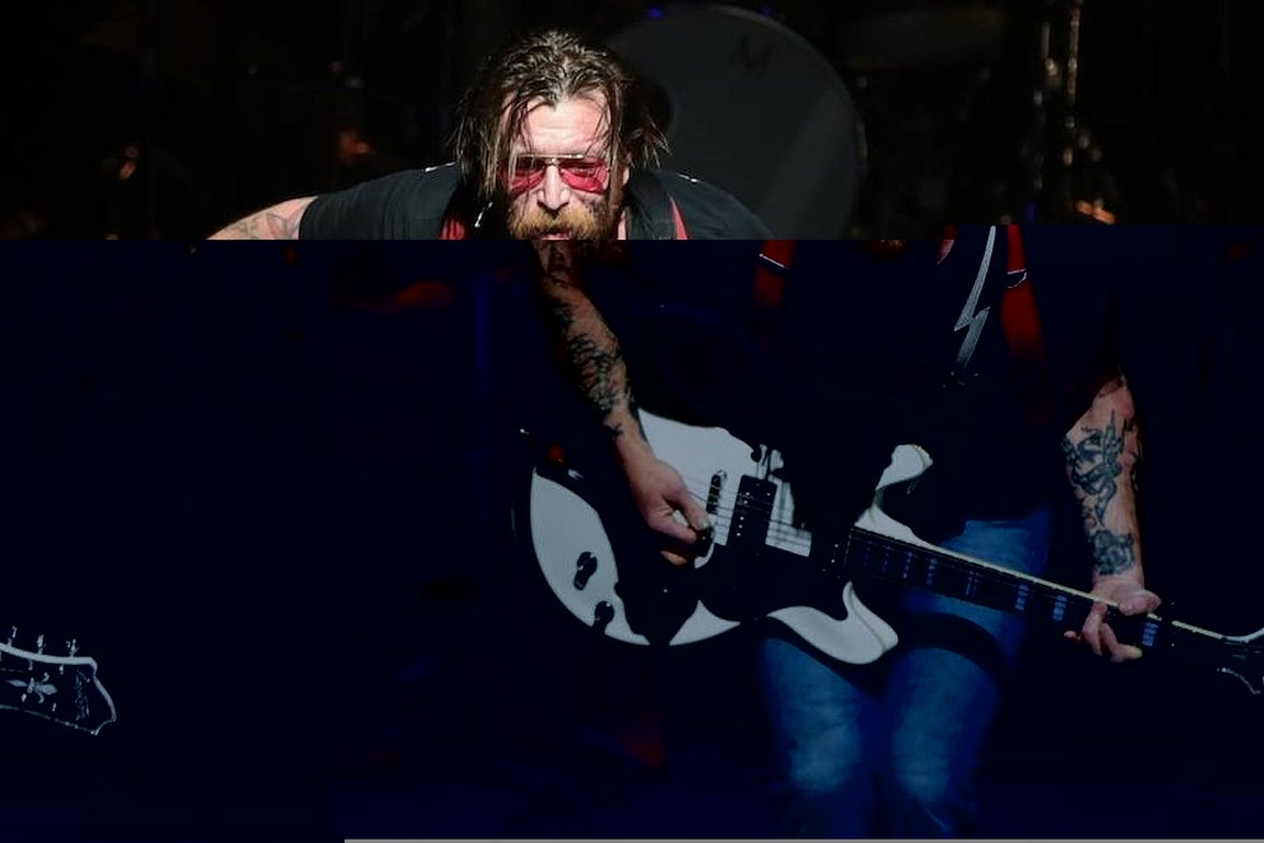Jesse Hughes, cantante del grupo «Eagles of Death Metal», durante un momento de su actuación en el teatro Olympia de París. 