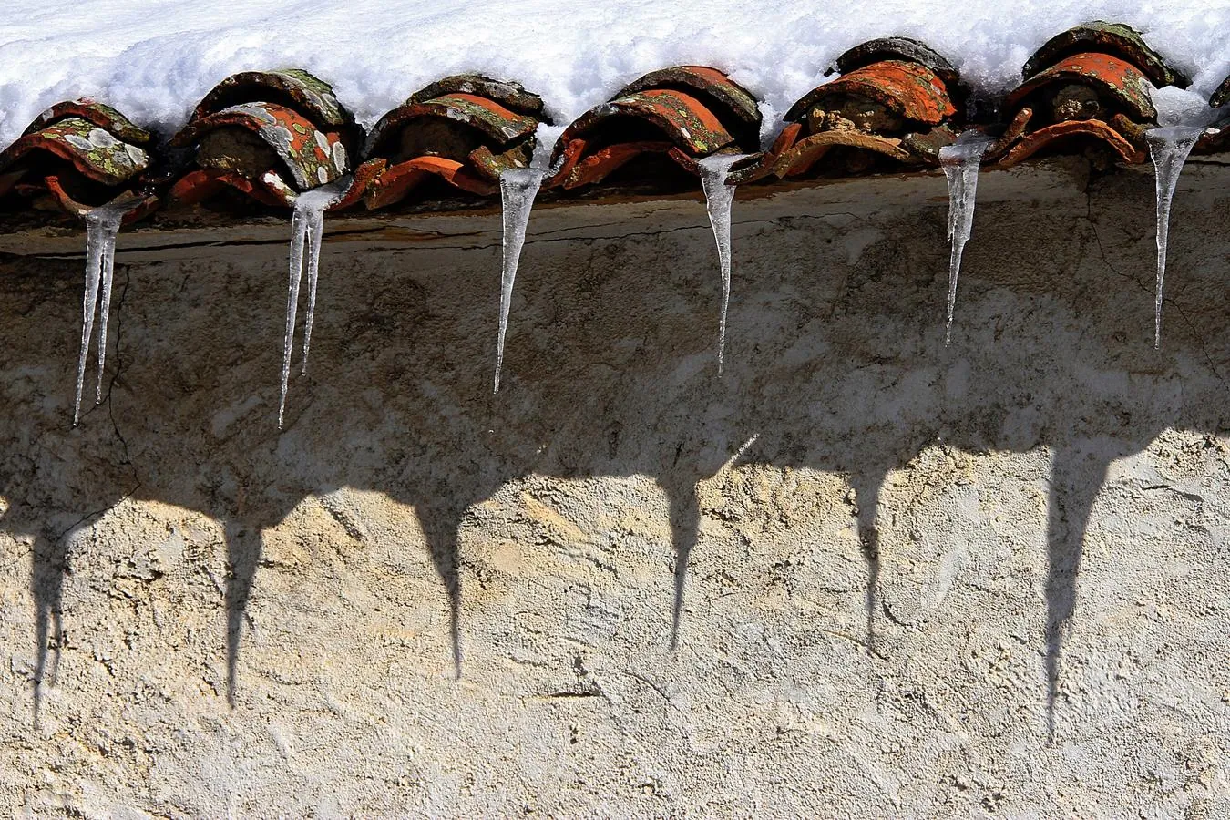 Carámbanos de hielo en una casa de Castro de Cepeda (León)