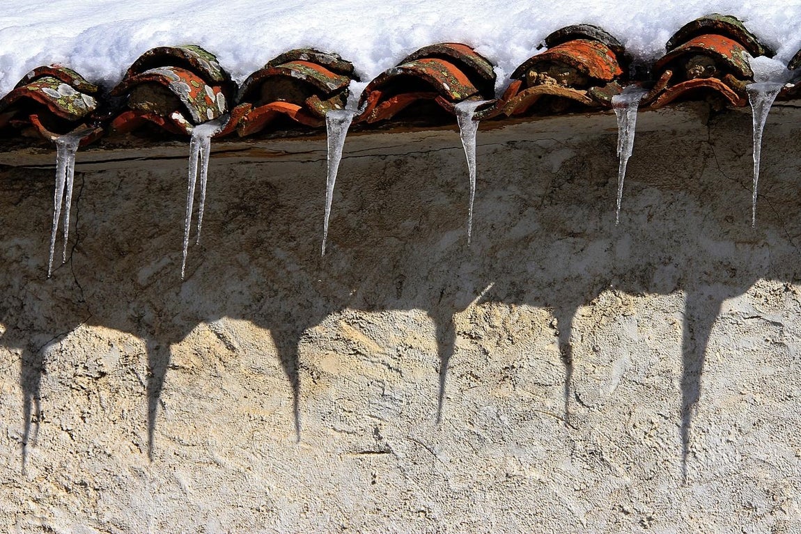 Carámbanos de hielo en una casa de Castro de Cepeda (León). 