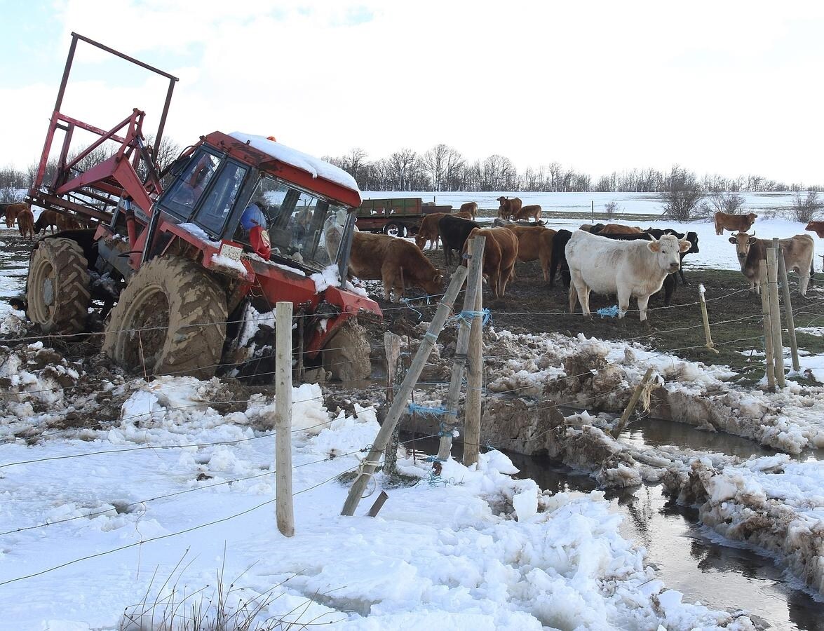 Un tractor atascado en el barro y en la nieve cerca de Cantoral de la Peña (Palencia)