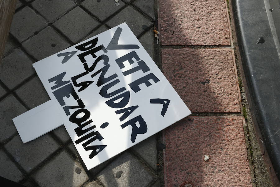 Un cartel a la entrada del Juzgado en el que se lee: «Vete a desnudar a la mezquita». 