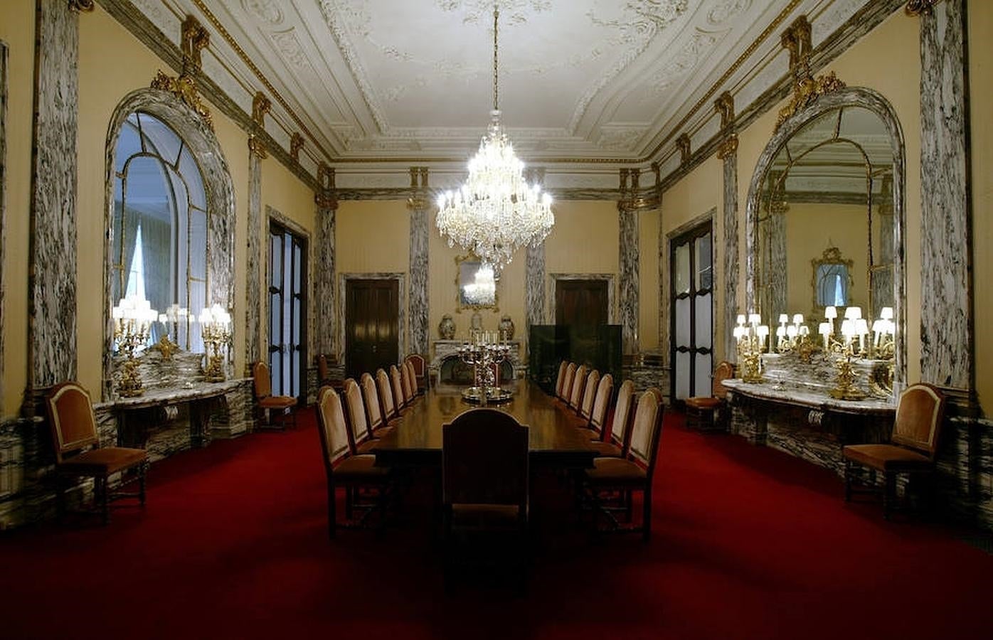 1.. Comedor del palacio de los marqueses de Amboage, conservado hoy intacto al lado de sus jardines de 700 metros cuadrados, que fue adquirido en 1939 por el Estado italiano para establecer su Embajada en España