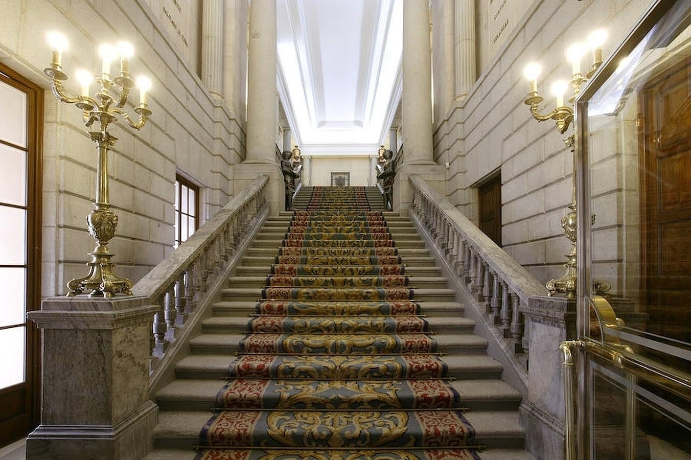 19.. La escalera principal del Palacio de Buenavista, actual Cuartel General del Ejército de Tierra