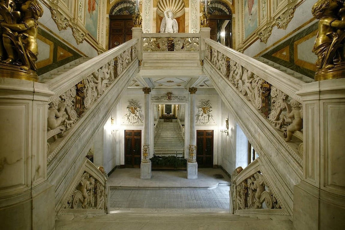 2.. La escalera principal del Palacio del duque de Santoña, sede de la Cámara de Comercio de Madrid