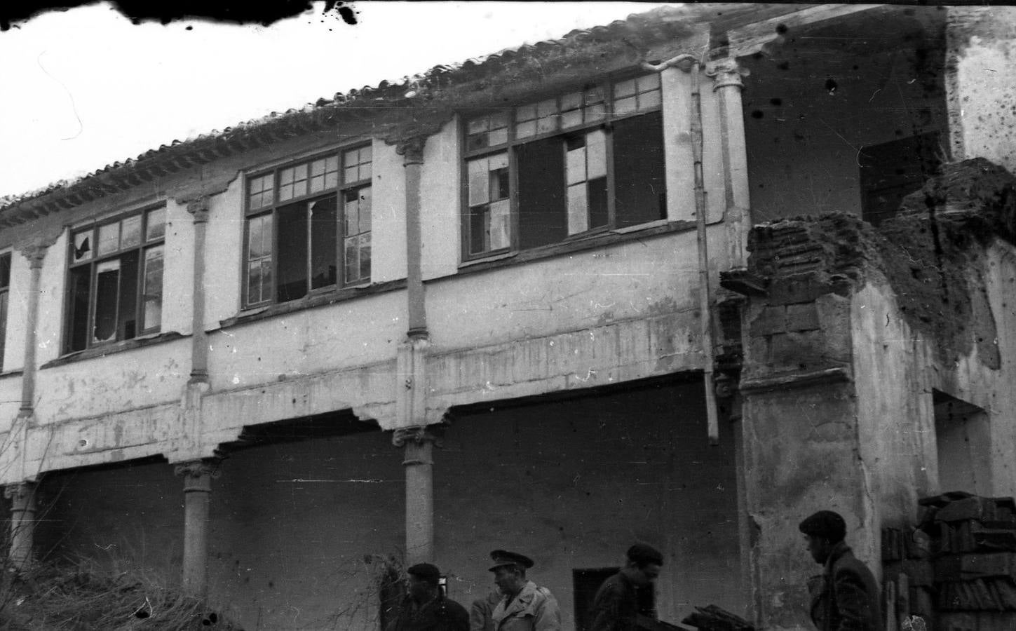 Detalle del derribo del patio en 1947. Foto Col. J.L. Isabel Sánchez. 