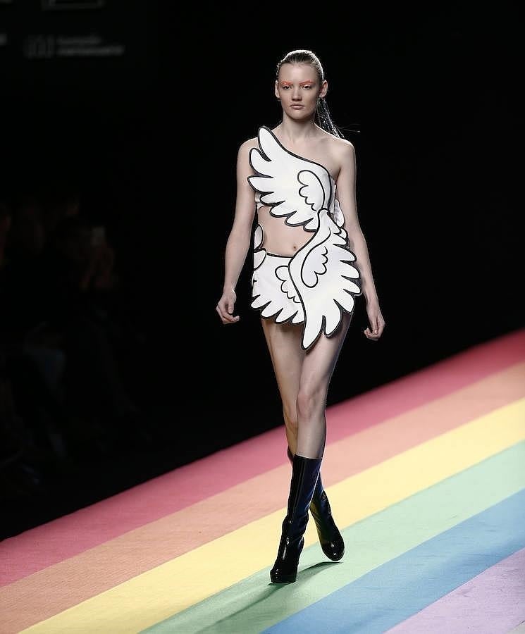 Una modelo luce una creación de María Escoté para la temporada otoño-invierno 2016-17. 
